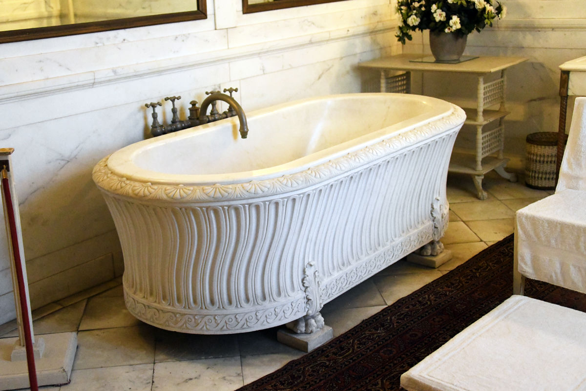 283 Even the bathrooms featured luxurious decor..jpg